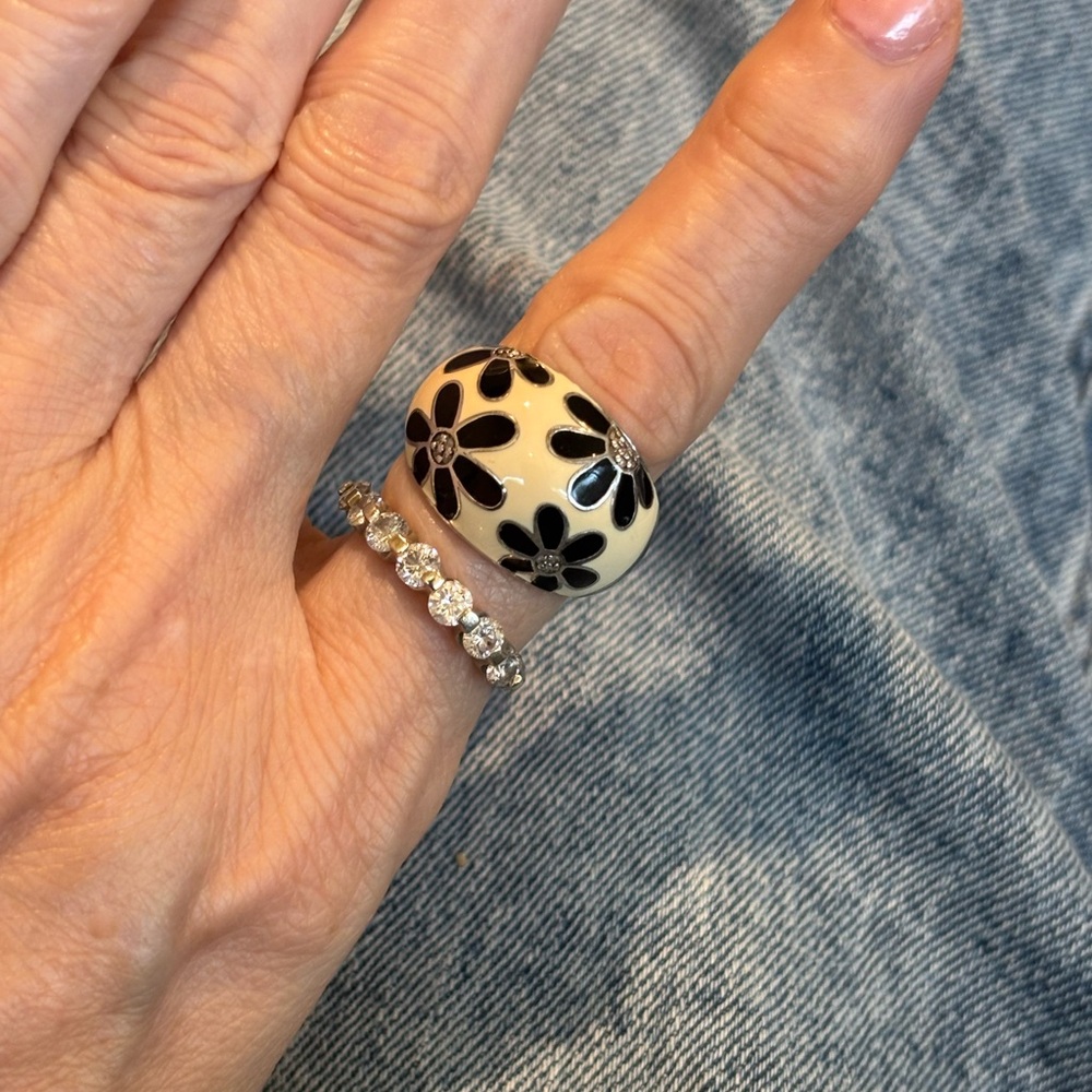 Elegant Floral Black and Cream Ring